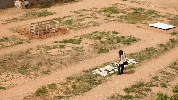 Εγκαίνια Εβδομάδας | Ήρθε ο καιρός να ξαναδείς την μυστηριακή ανασκαφή του Λόλη «Πίσω από το θέατρο» (18-24/10)