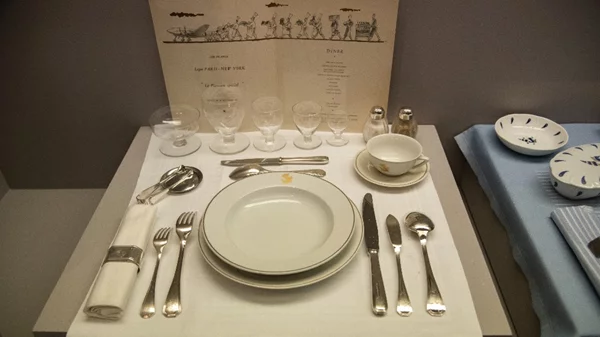 Η Air France εκθέτει τα… σερβίτσια της!