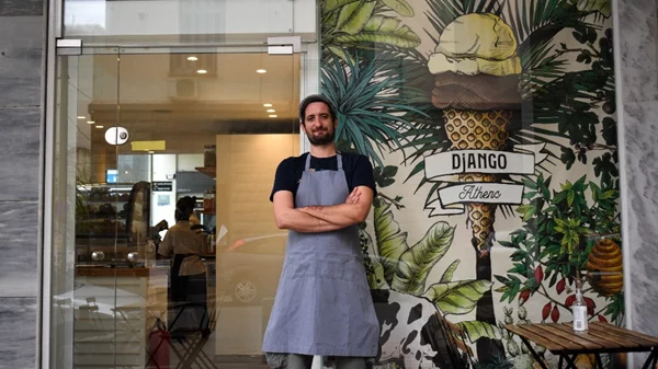 "Django": το πρότυπο παγωτατζίδικο του Κωνσταντίνου Καρακατσάνη ετοιμάζεται για τη μεγάλη οθόνη