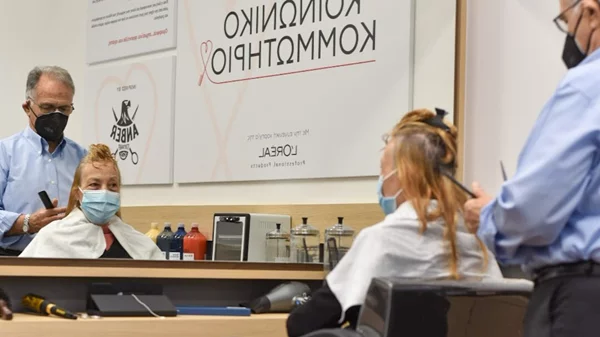Κοινωνικό κομμωτήριο: Η νέα δομή του Δήμου Αθηναίων προσφέρει φροντίδα και αγάπη