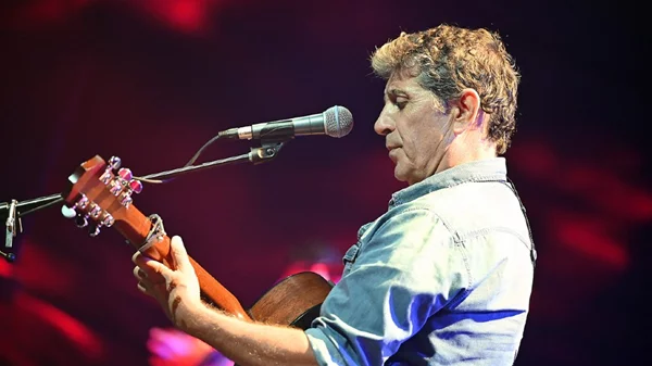 Η επιστροφή του Σωκράτη Μάλαμα live στις ζωντανές εμφανίσεις