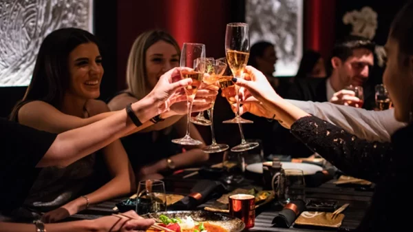 To «The Y Project» του YTON σερβίρει ξανά σούσι και… διπλοπενιές