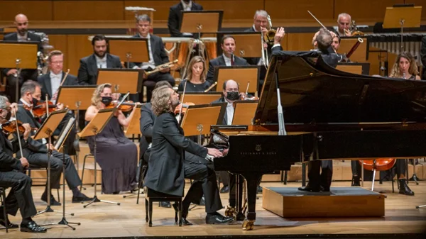 Τρεις θαυμάσιοι σολίστ (Τζοβανάκης, Σουσάμογλου, Μάγερ) εντυπωσιάζουν στο συναυλιακό ξεκίνημα της ΚΟΑ