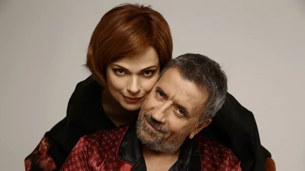 Ο Σπύρος Παπαδόπουλος και η Δάφνη Λαμπρόγιαννη στη δίνη του κωμικού «Sexy laundry»