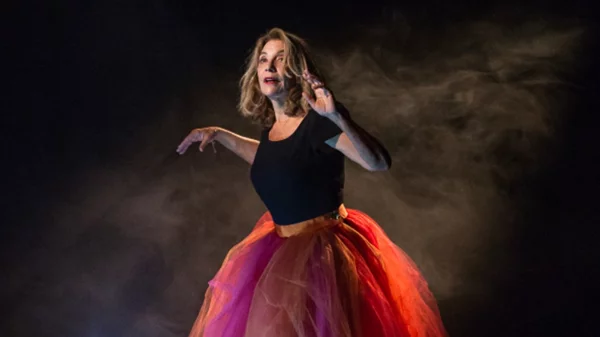 Η Όλια Λαζαρίδου στο Αλκυονίς με τις «Έξι φορές» του Γιώργου Νανούρη