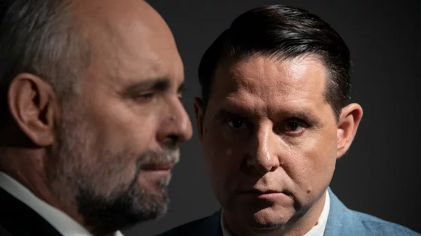 "Σλουθ": Θεατρικό πεδίο μάχης για τους Δημήτρη Μυλωνά και Σωτήρη Χατζάκη