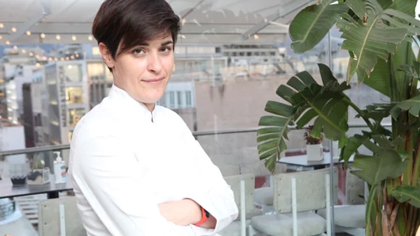 Ελένη Αλιφέρη: «Το φαγητό που προτείνω στο “Manouka” είναι αυτό με το οποίο μεγάλωσα»