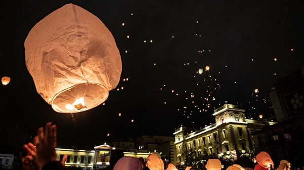 Παγοδρόμιο στην Κοτζιά, μουσική στο Ολύμπια και φαναράκια στον ουρανό: Δείτε το πρόγραμμα του Δήμου Αθηναίων για τα Χριστούγεννα