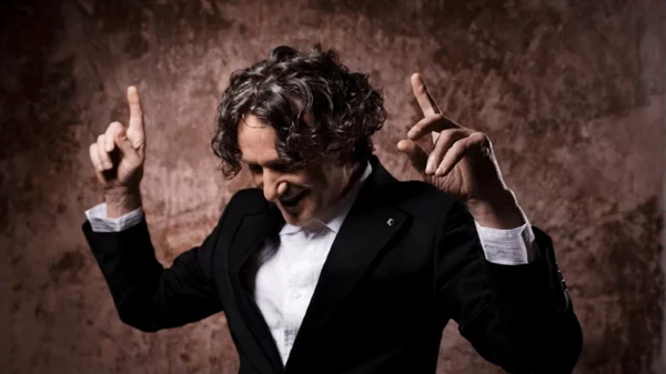 Goran Bregovic: "Τι θα είχε γίνει δίχως όλους εκείνους τους Έλληνες που μετανάστευσαν κάποτε προς κάθε κατεύθυνση;"