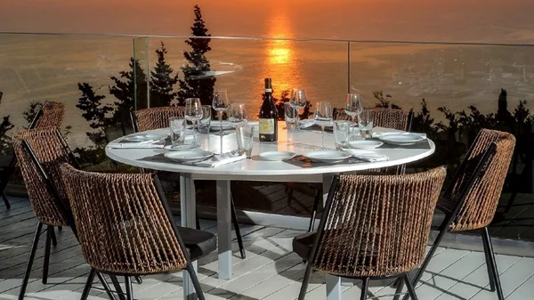 Το S.Pellegrino και το Acqua Panna μάς υποδέχονται στο «Erimitis Bar & Restaurant»