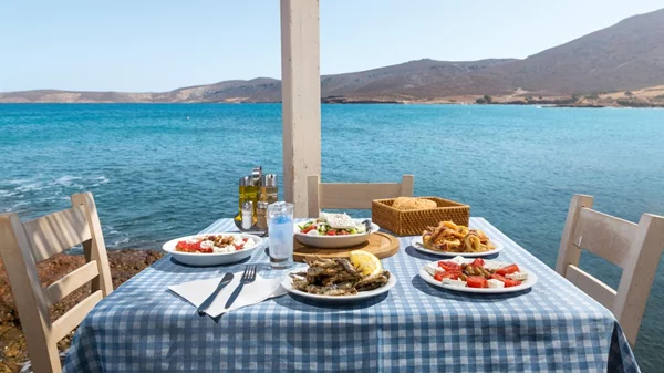 Οι 12 καλύτερες ταβέρνες για ούζο πάνω στο κύμα του Αιγαίου