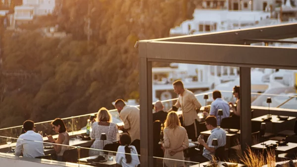 «La Maison»: Global μοντερνισμός στην Kαλντέρα