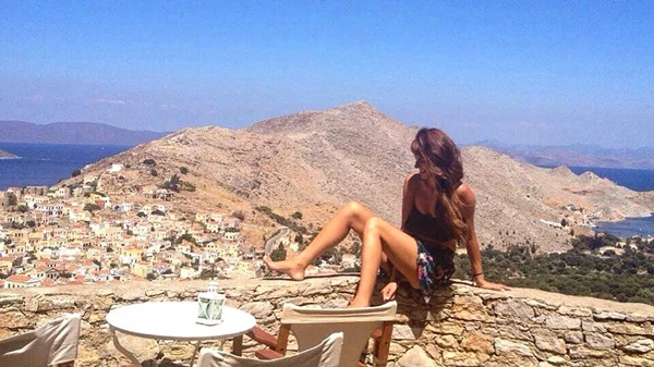 5 γνωστοί ταξιδιωτικοί «τύποι» μάς ξεναγούν στους αγαπημένους τους καλοκαιρινούς προορισμούς