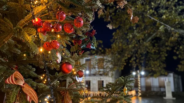 Η Χριστουγεννιάτικη Βαμβακού αποκαλύπτεται… με «Ένα φως αναμμένο» και τον Νίκο Πορτοκάλογλου