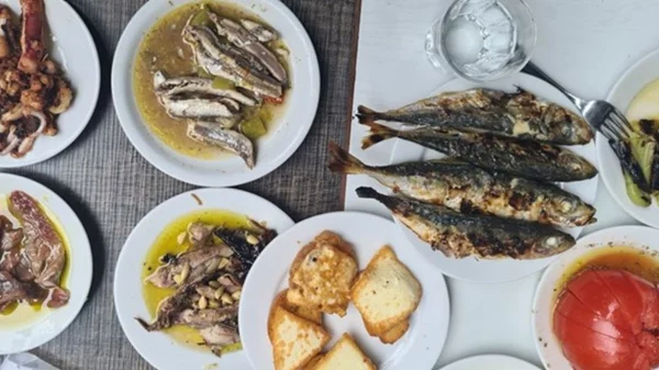 Στα τσιπουράδικα του Βόλου: insider μυστικά από την Ελένη Ψυχούλη στην πόλη της Σαρακοστής