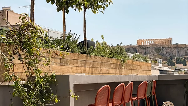 "The Neighbors Upstairs": Μια όαση χαλάρωσης με θέα την Ακρόπολη