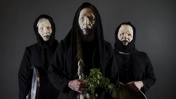 "Οι γριές που μαζεύουν την τσουκνίδα": Μυστικές ιστορίες των γυναικών της Θεσσαλίας