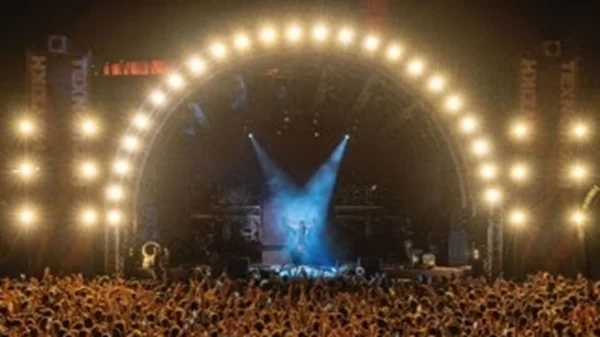 Η hitmaker Μαρίνα Σάττι σε άλλη μια sold out συναυλία