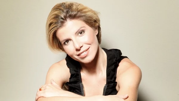 "ΠασΠορτ - Μία αληθινή περιπέτεια": Η Χρύσα Διαμαντοπούλου εξομολογείται το βίωμα του καρκίνου και πώς το έκανε θέατρο