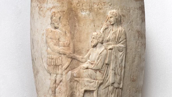 ΥΠΠΟ: Δύο μαρμάρινα επιτύμβια αγγεία επαναπατρίστηκαν από την Ελβετία