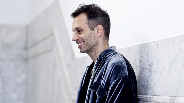 Το "Blue Moon" του Γιώργου Μαραζιώτη φωτίζει το νησί της Λέσβου