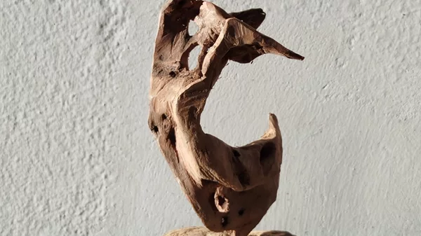 "Ξυλαράκια της θάλασσας και του βουνού": Έκθεση ξύλινων μικρογλυπτών του Τάκη Στάικου