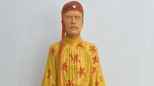 14 σύγχρονοι καλλιτέχνες επανεξετάζουν τη μορφή του Εύζωνα