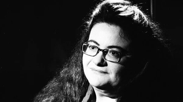 Η Νένα Βενετσάνου μοιράζει κι άλλες "Σκληρές βιολέτες" στο Ρουφ