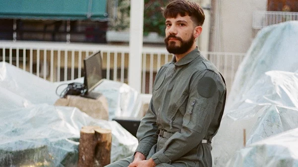 Για τον ευά παπαδάκη, "η ποίηση στην Ελλάδα σήμερα είναι ζωντανή, πειραματική, πολυφωνική, θαρραλέα"