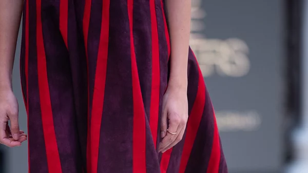 Η σχέση ενός ρούχου με τη σωματική βία