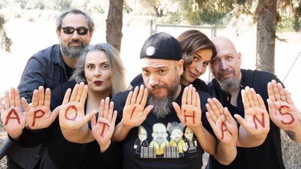 Οι Apotihans διασκευάζουν μουσικές επιτυχίες στη σκηνή της Σφίγγας