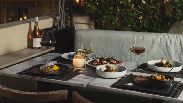 Ολόφρεσκο μενού στο πιο προνομιούχο "Balcony" με θέα την Ακρόπολη