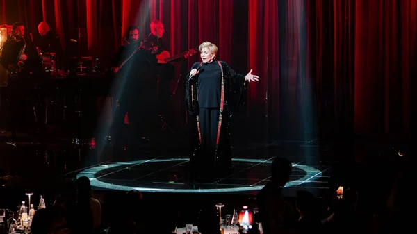 Έκτακτο: Η Μαρινέλλα λιποθύμησε στη σκηνή του Ηρωδείου