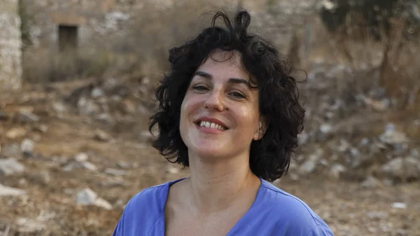 Φουλ της Μάνης… στο ΜάνηΜάνη: Η Σταυριανή Ζερβακάκου παίρνει τα ηνία για μια βραδιά