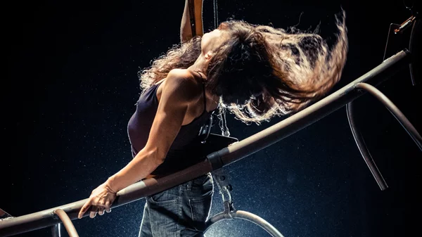 "Δρακοδόντι": Όταν οι Χαΐνηδες συνάντησαν την ομάδα χορού "Κι όμως κινείται"