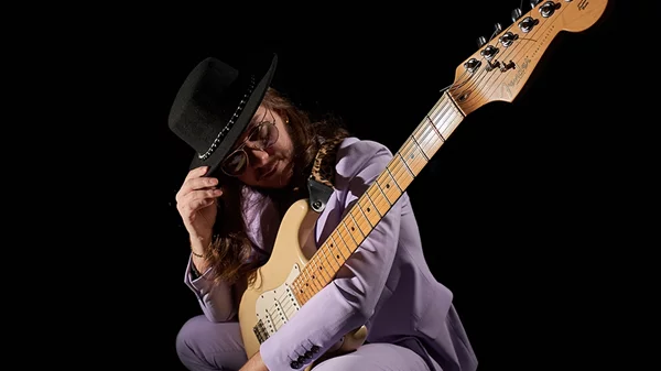 Ο Thomy Gunn σε μια κιθαριστική "Blessed Madness" βραδιά