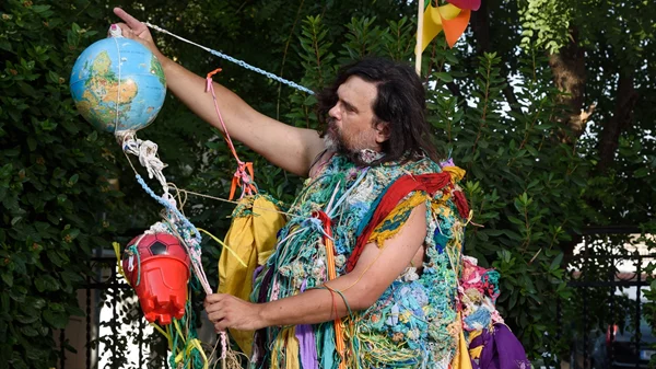 "Αναποδιές": Μια έκθεση τέχνης κοιτάζει λοξά την Πάρο