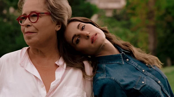 Δήμητρα Γαλάνη και Παυλίνα Βουλγαράκη μπλέκουν τραγούδια και ιστορίες στο Φεστιβάλ Παπάγου