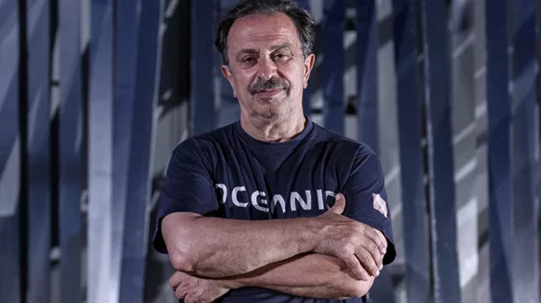 Οι "Εκκλησιάζουσες" με τη μορφή καμπαρέ από τον Θέμη Μουμουλίδη