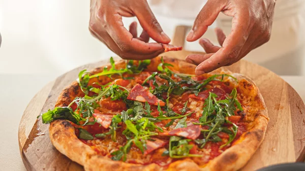 Πώς ο Executive Chef του "Pizza Sapienza" δημιουργεί υψηλές γαστρονομικές εμπειρίες με μία signature πίτσα;