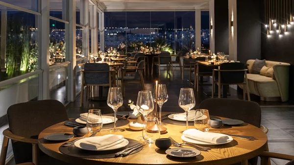 Αγίου Βαλεντίνου στο WHISPERS: Ένα δείπνο για δύο πάνω από τη φωτισμένη Αθήνα