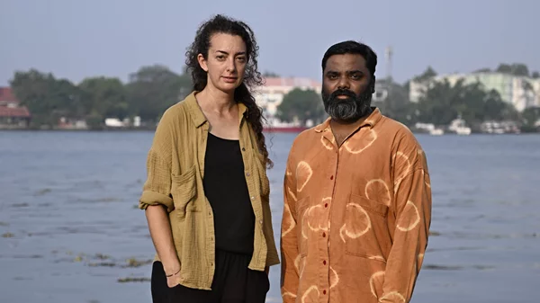 Η εικαστικός Αθηνά Κουμπαρούλη συζητά για τις αρχαιολογίες του μέλλοντος με αφορμή τη Μπιενάλε της Ινδίας