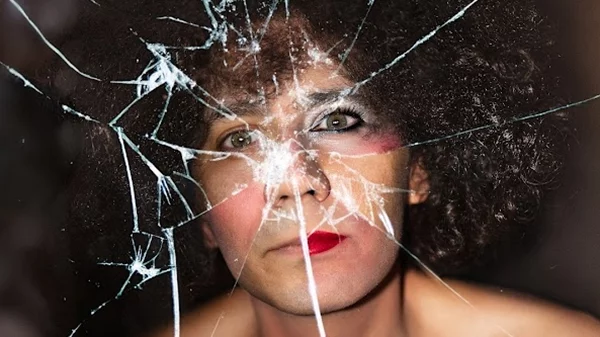 Η "Άζζα" απέναντι στον κόσμο: ένας μονόλογος που μας αγγίζει όλους