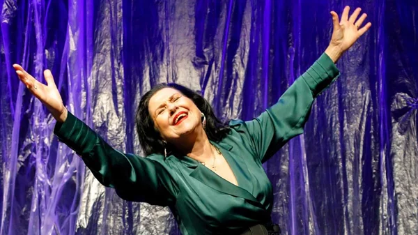 "Τα λουκούμια μες στο βάζο": Άρωμα νοσταλγίας στη νέα παράσταση της Μαίρη Ιγγλέση