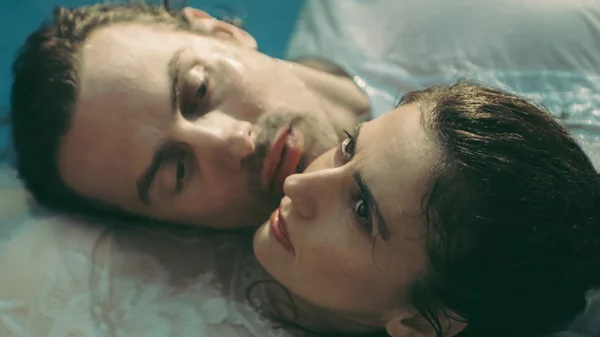 Ποιο έργο αποτελεί την πρώτη σκηνοθετική απόπειρα της Λένας Δροσάκη;