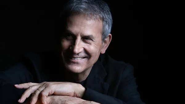 O Γιώργος Νταλάρας περιπλανιέται "Στους Δρόμους του Ρεμπέτικου"