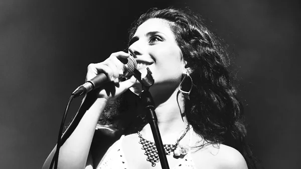 Η Μαρίνα Σπανού υποδέχεται το καλοκαίρι με έναν νέο δίσκο