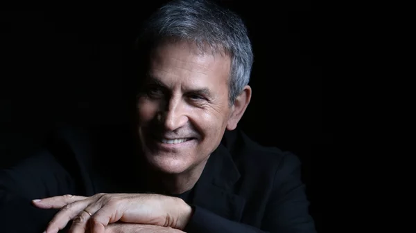 Ο Γιώργος Νταλάρας βαδίζει "Στους δρόμους του Ρεμπέτικου"