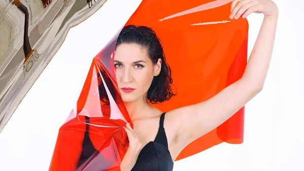 "Τα κατασκευασμένα συμφέροντα": Η νέα παράσταση του Γιάννη Καλαβριανού ανεβαίνει στο Θέατρο Τέχνης-Κάρολος Κουν