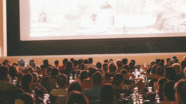 Για καλό σινεμά, κρασί και πίτσα στην ανανεωμένη Αίγλη Ζαππείου